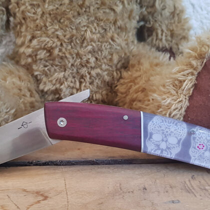 Lame en acier XC75, Manche en Bois d'Amarante et résine acrylique avec inclusion.