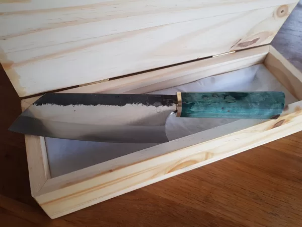 Lame en acier Inox 90 MCV8,Laiton poli. Manche en Bouleau stabilisé Turquoise.