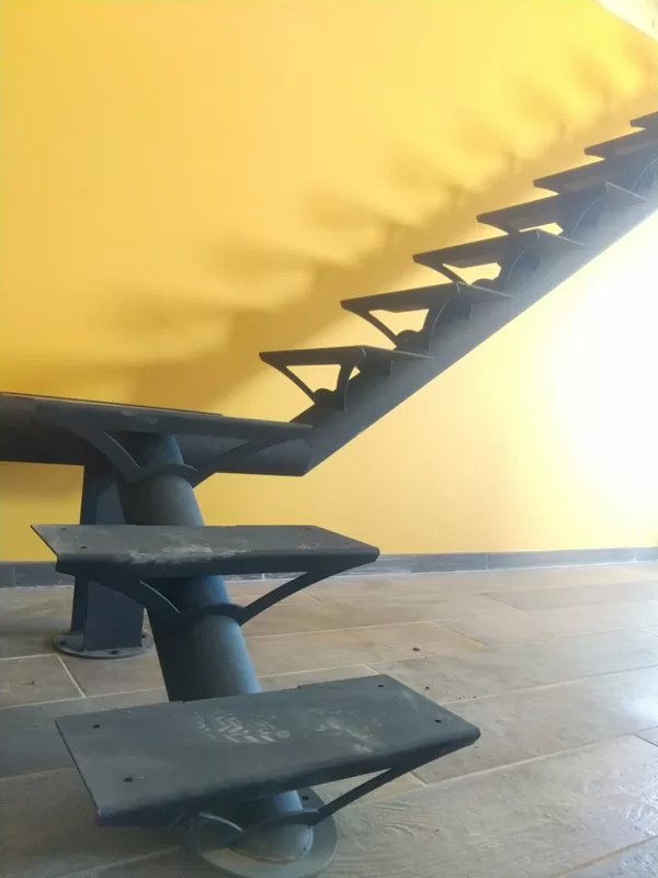 Escalier un metal, marche en bois (apposées plus tard sur les supports)