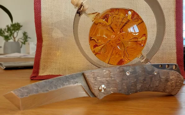 Lame forgée en acier carbone, bois Palmier stabilisé.